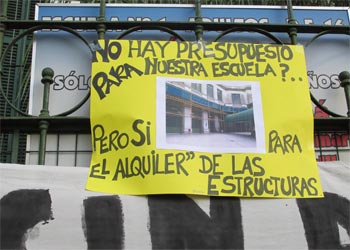 protesta de padres y alumnos de la Escuela Delfín Gallo