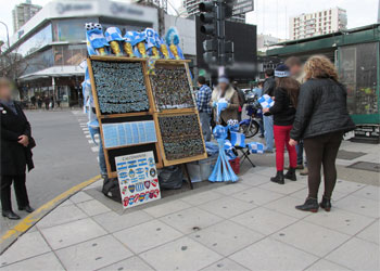 Cabildo y Juramento venta de gorros, banderas, vuvuzelas, antes del primer partido de la Selección Argentna de futbol