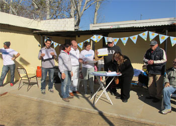 El equipo a cargo Adriana Quattrini del área de Construcción Ciudadana y Cambio Cultural del Gobierno de la Ciudad, junto a vecinos y socios del Centro Recreativo Holmberg, ubicado en la calle Holmberg 4424, en el barrio de Saavedra, donde en la mañana del sábado 28 de Junio realizo el Compromiso barrial que en este caso consistió en una pintada comunitaria del Club, donde funciona el primer y único Estadio Metropolitano del Tejo.