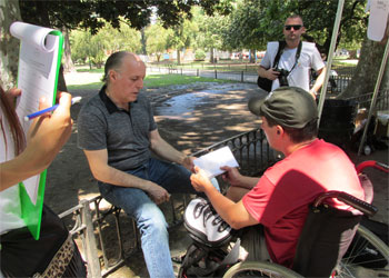 El defensor del Pueblo de la Ciudad, Alejandro Amor, en la Plaza Arenales de Villa Devoto, atendiendo reclamos y denuncias de los vecinos de la Ciudad.